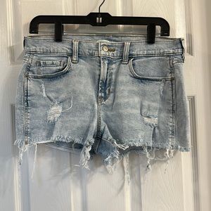 Light wash distressed boyfriend short